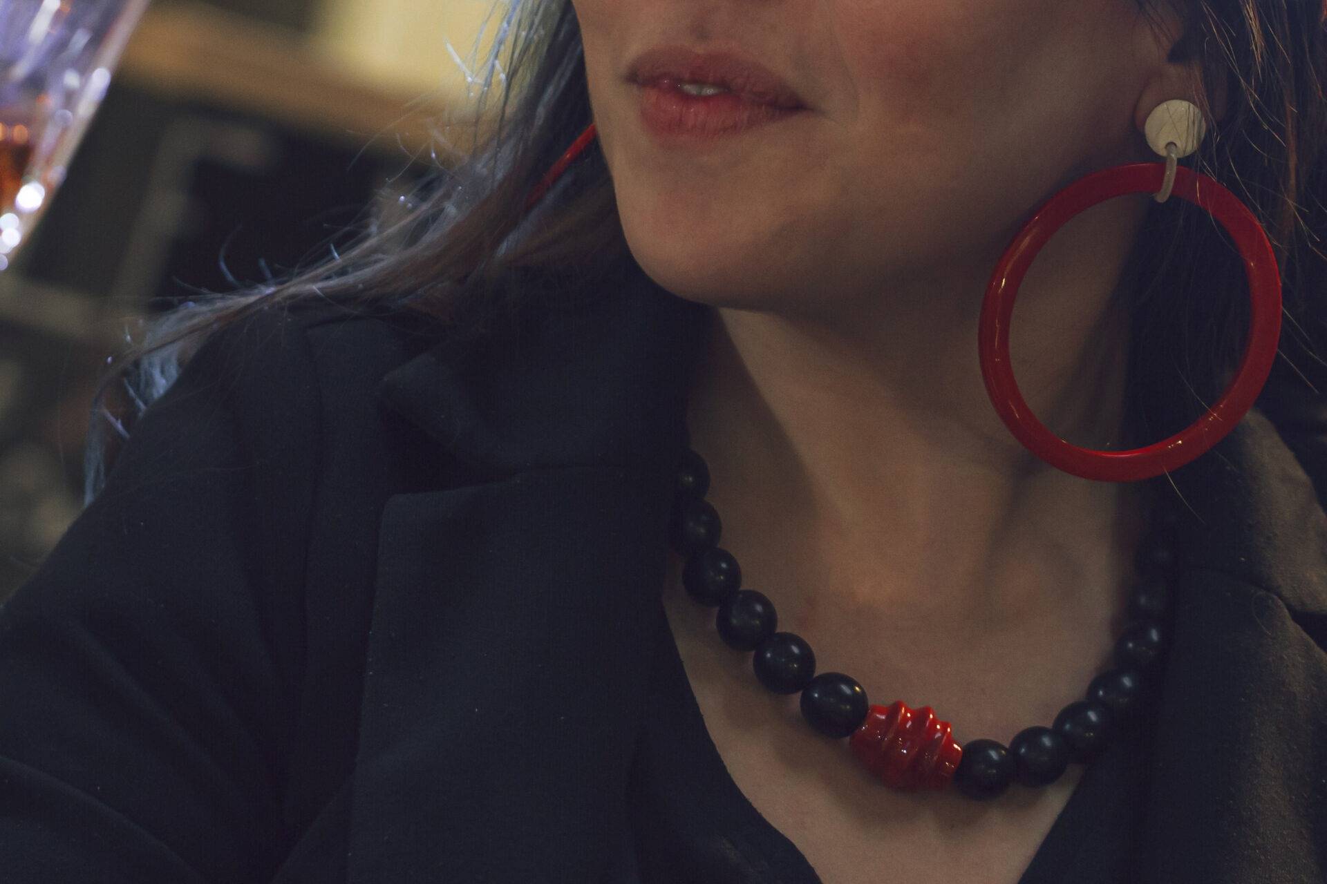 En rouge et noir : collier ébène et céramique