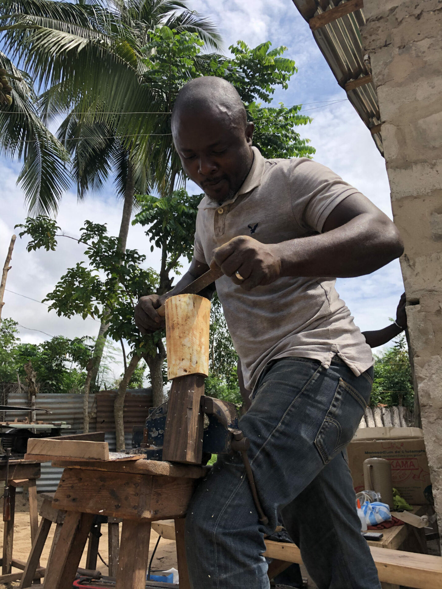 Ebeniste travaillant la corne