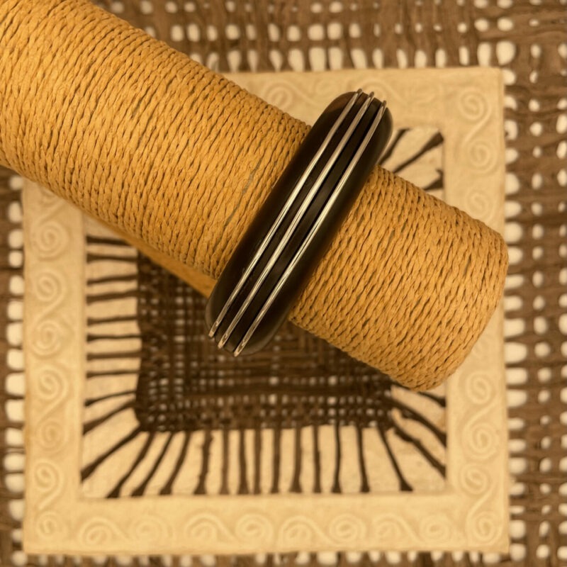 Gros bracelet ebene parcouru de fils d'argent massif